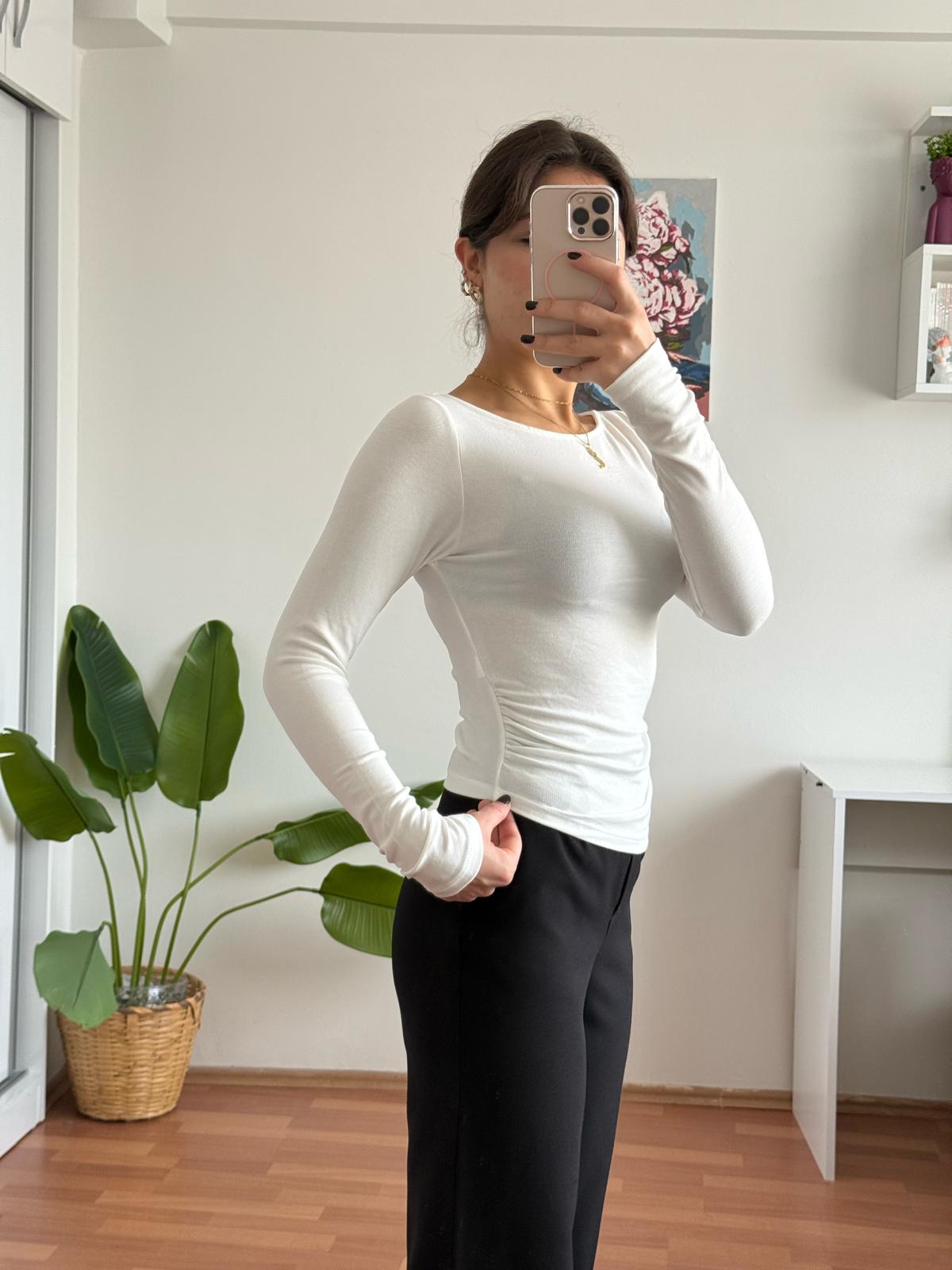 Kayık yaka yanı büzgülü bluz krem